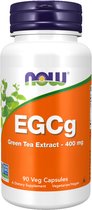 Witte fles met blauw deksel. Op het label staat 'EGCg Green Tea Extract - 400 mg'. Groene blaadjes zichtbaar.