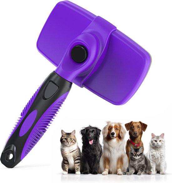 Paarse borstel met zwart handvat boven een groep verschillende honden en katten.