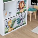 Twee Kallax-kastcompartimenten gevuld met opbergdozen: een leeuw en een zebra, met een speelgoedgiraf en -zebra ernaast.