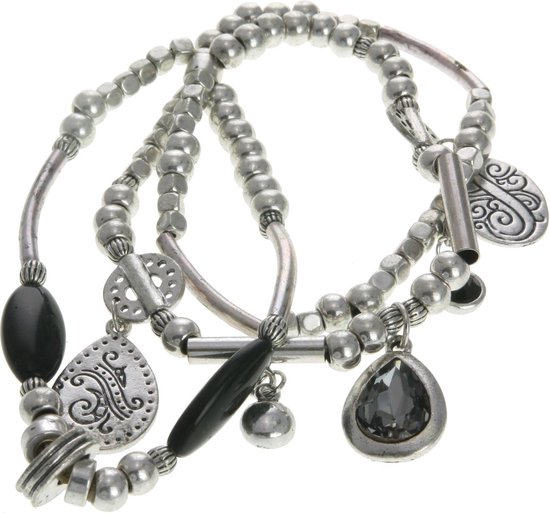Zilverkleurige armband met diverse bedeltjes, waaronder een zwarte druppelvormige steen en een ovaalvormige zwarte steen.