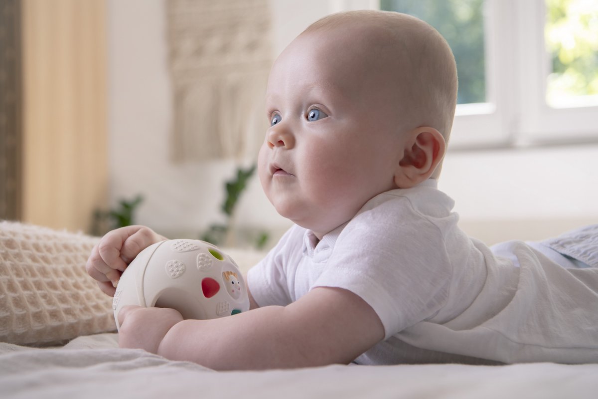 Sophie de giraf So'Pure Senso'Ball - Speelbal - Babyspeelgoed - Speelgoedbal - 100% natuurlijk rubber - OK-Biobased - In gerecyled geschenkdoosje met organic katoenen strikje - Ø9.5 cm — afbeelding 9