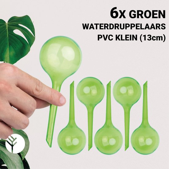 Zes kleine groene waterdruppelaars, waarvan er één in een hand wordt gehouden.