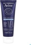 Donkerblauwe tube met witte dop, met witte tekst en een cirkelvormig logo voor Avène Men Aftershave Balsem.