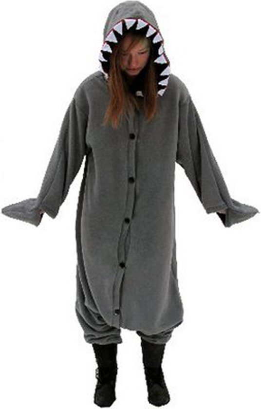 Grijs haaien onesie met grote witte tanden op de capuchon, gedragen door een model.
