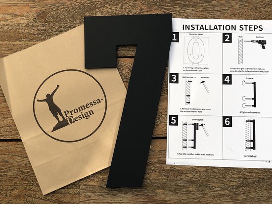 Matzwart huisnummer 7, 30 cm hoog, met installatie-instructies en verpakkingsmateriaal.
