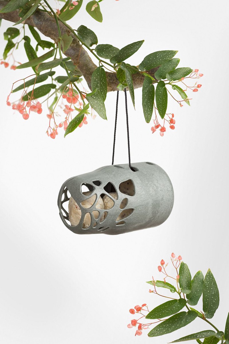 Singing Friends vogelvoederhuisje Esmee met 2 potten vogelpindakaas - Wintervoer pakket - 2x 300GR pindakaas (1x met stukjes noot en 1x met bosvruchten) - 100% gerecycleerde Bird Feeder voor kleine vogels