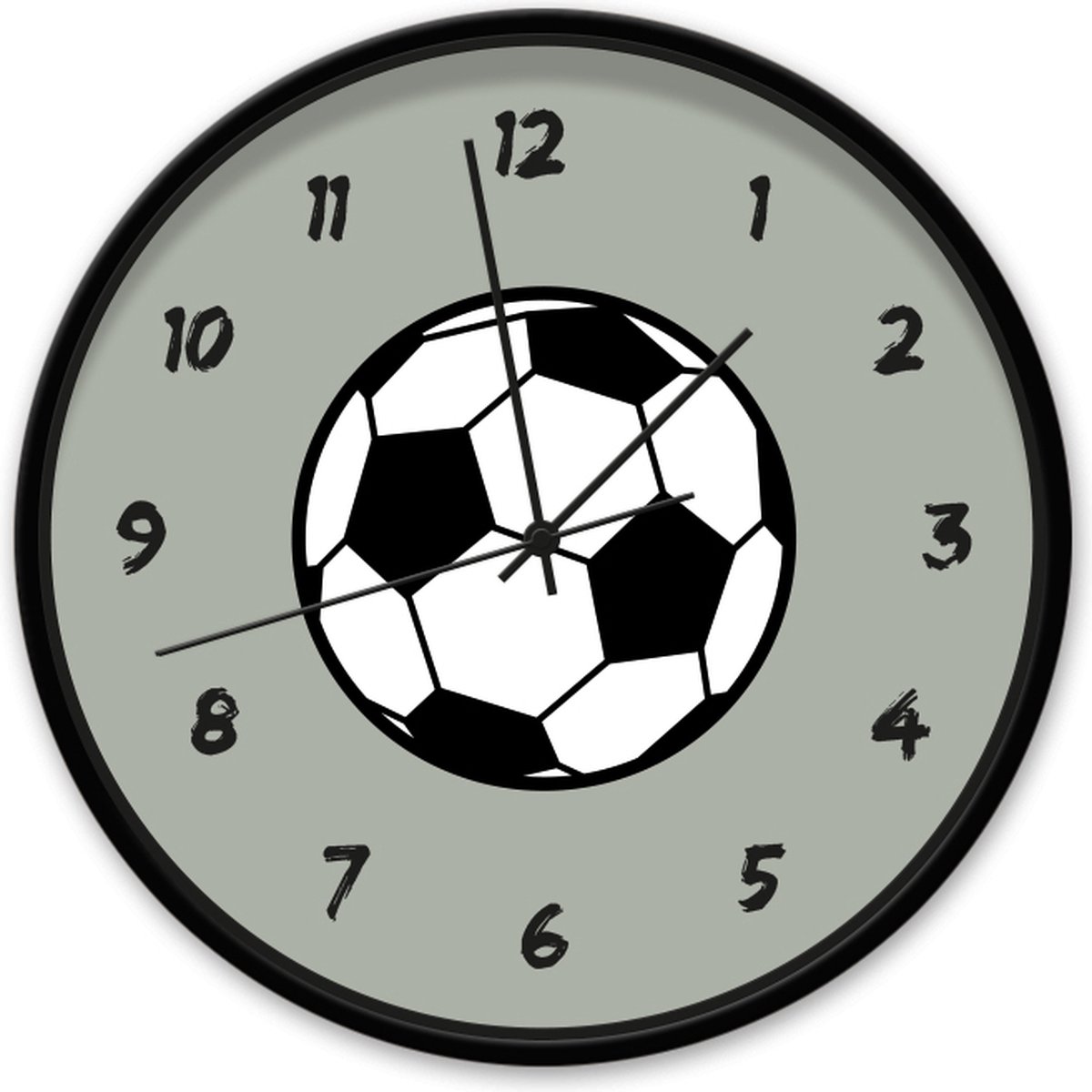 Klok Voetbal Groen 30 cm | Dutch Sprinkles - kinderklok met cijfers en voetbal op een groene wijzerplaat - zwart frame en zwarte wijzers - stille klok wandklok