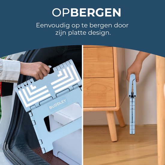Blauw BUDDLEY krukje wordt in de kofferbak gelegd. Opgevouwen is het krukje een smalle staaf en kan het onder een kast worden opgeborgen.