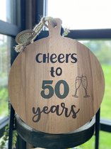 Serveerplank 50 jaar - cheers to 50 years - maat 45 - puur hout - verjaardag - te personaliseren met naam
