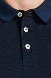 Donkerblauw poloshirt met kraag en drie witte knopen.