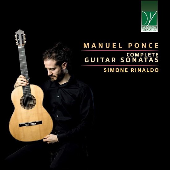 Simone Rinaldo houdt een akoestische gitaar vast, met "Manuel Ponce Complete Guitar Sonatas" erop.