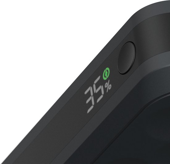 Detail van het digitale display op een zwarte powerbank, dat 35% aangeeft.