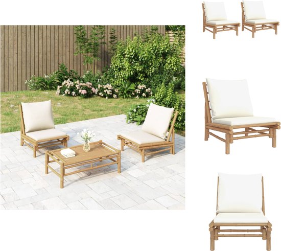Bamboe tuinmeubelen met crèmewitte kussens in een tuin.