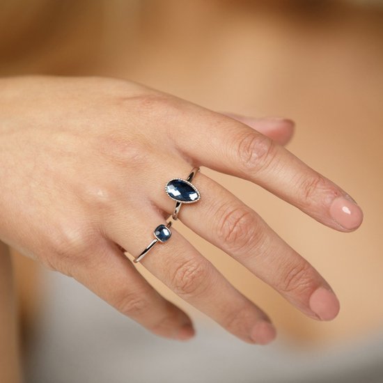 My Bendel Bague torsadée argentée avec goutte de pierre de cristal bleue - Bague argentée avec bord torsadé et pierre de verre bleue - Avec emballage cadeau luxueux