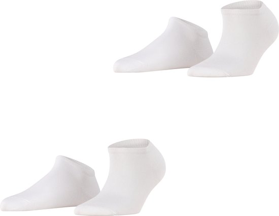 Twee paar witte enkelsokken, op een rij.
