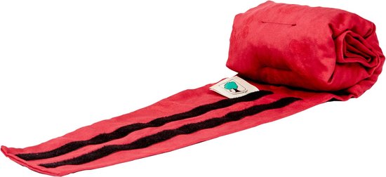 Opgerold rood kersepitje cherry warmtekussen met klittenband.