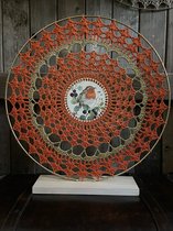 MANDALA OP HOUTEN VOET-ROODBORSTJE-DECOUPAGE-55 CM-GEHAAKT.