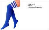 Paar lange sokken blauw kobalt met witte strepen - maat 36-41 - kniekousen overknee kousen sportsokken cheerleader carnaval voetbal hockey unisex festival