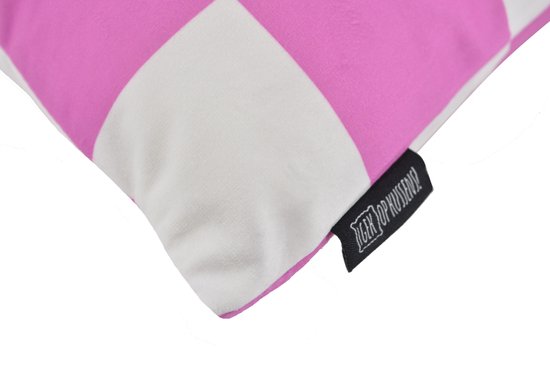 Detail van een roze en witte schaakbord kussenhoes met label.