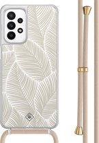 Casimoda® hoesje met beige koord - Geschikt voor Samsung A23 - Palm Leaves Beige - Afneembaar koord - TPU/acryl - Bruin/beige