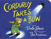 Corduroy beer in groene tuinbroek onder spotlight, met tekst 'CORDUROY TAKES A BOW'.