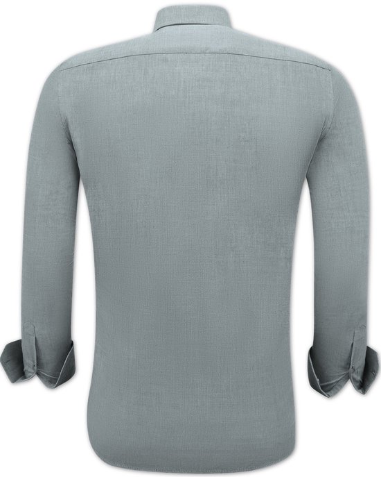 Achterkant van een grijs slim fit overhemd met lange mouwen, manchetten opgerold.