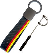 Carbon Look Auto Sleutelhanger - Duitse Vlag - universeel/alle automerken - Keychain Sleutel Hanger Cadeau - Duitsland Auto Accessoires