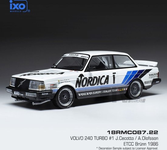 Witte Volvo 240 Turbo raceauto met "NORDICA 1" logo, racestrepen, "VOLVO EUROPE DEALER TEAM" tekst en "Pirelli" banden.