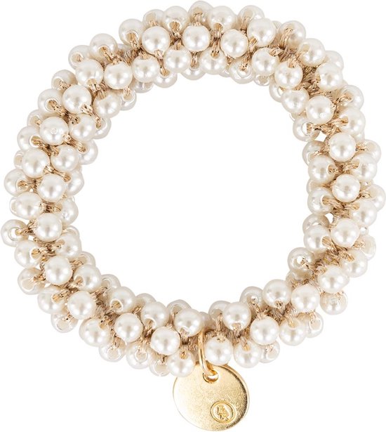 Haarelastiek met witte parels en gouden draad, met een rond gouden hangertje.