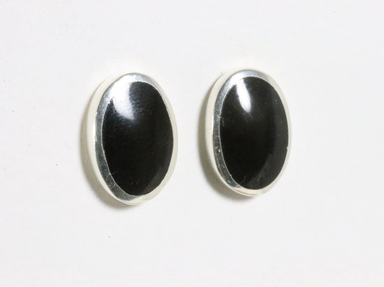 Ovale hoogglans zilveren oorstekers met onyx
