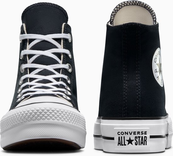 Zwarte Converse All Star Lift sneakers, gezien van voren en achteren.