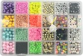 Set de Perles Perles pastel et lettres-1800 pièces - Faire de la joaillerie pour filles - Breloques - Papillons - Boîte à perles - Fleurs - Fabrication de bracelets avec perles - Ensemble de perles - Étoiles