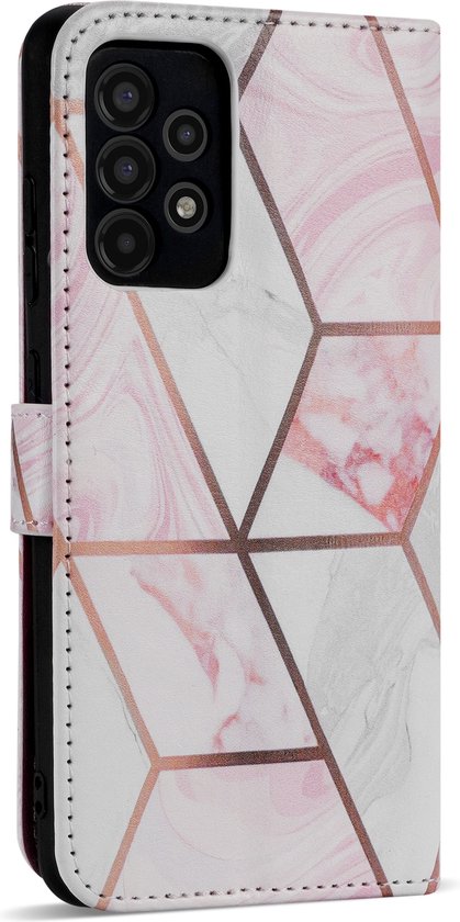 Wit telefoonhoesje met marmerlook, roze accenten en geometrische koperkleurige lijnen, met telefoon erin.