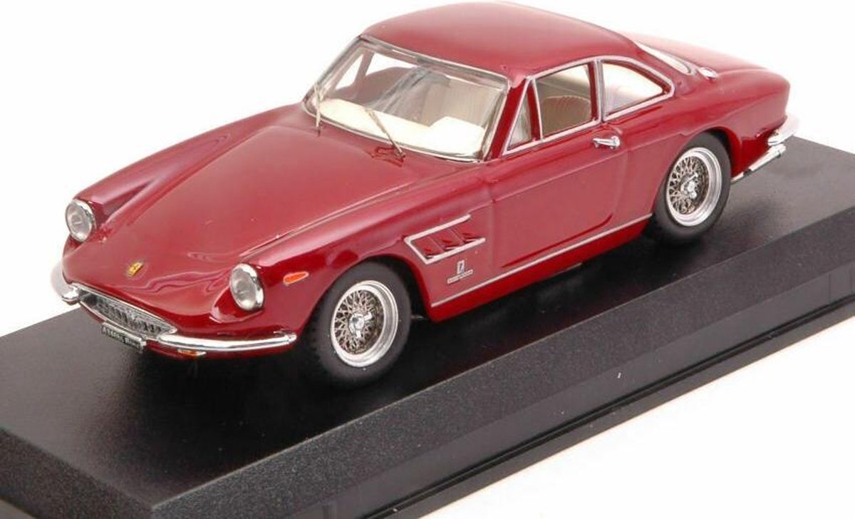 De 1:43 Diecast Modelcar van de Ferrari 330 GTC Coupe van 1966 in Red Metallic. De fabrikant van het schaalmodel is Best Model. Dit model is alleen online verkrijgbaar