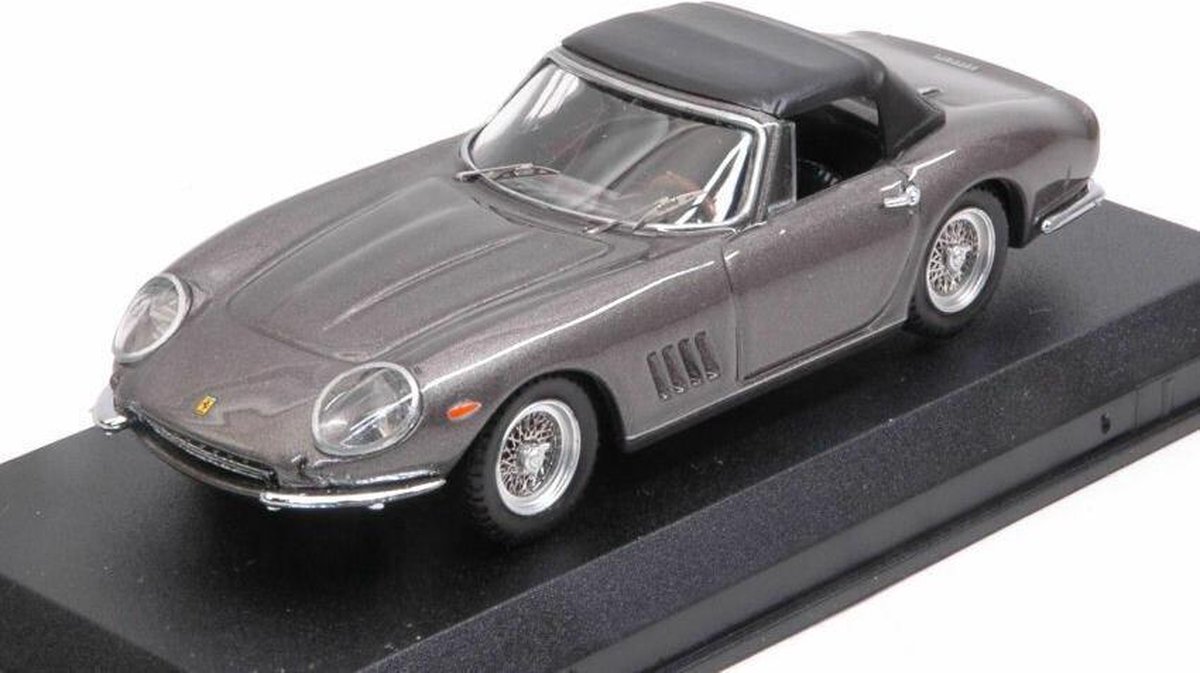 De 1:43 Diecast Modelcar van de Ferrari 275 GTB Spider Cabriolet van 1967 in Grey. De fabrikant van het schaalmodel is Best Model. Dit model is alleen online verkrijgbaar