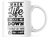 Mok met tekst: When life knocks me down, I usually lie there & take a nap | Grappige mok | Grappige Cadeaus