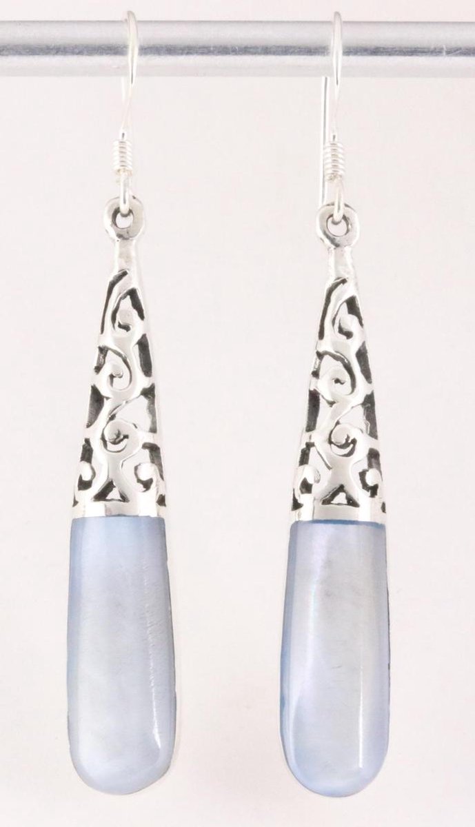 Lange opengewerkte zilveren oorbellen met lichtblauwe schelp op Prijzenvolger.com