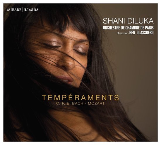 Shani Diluka, close-up, met gesloten ogen en wapperend haar. Tekst: MIRARE, Shani Diluka, Orchestre de Chambre de Paris, Ben Glassberg, Tempéraments.