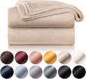 Twee opgevouwen zandkleurige fleece dekens met een selectie van 12 kleuren.