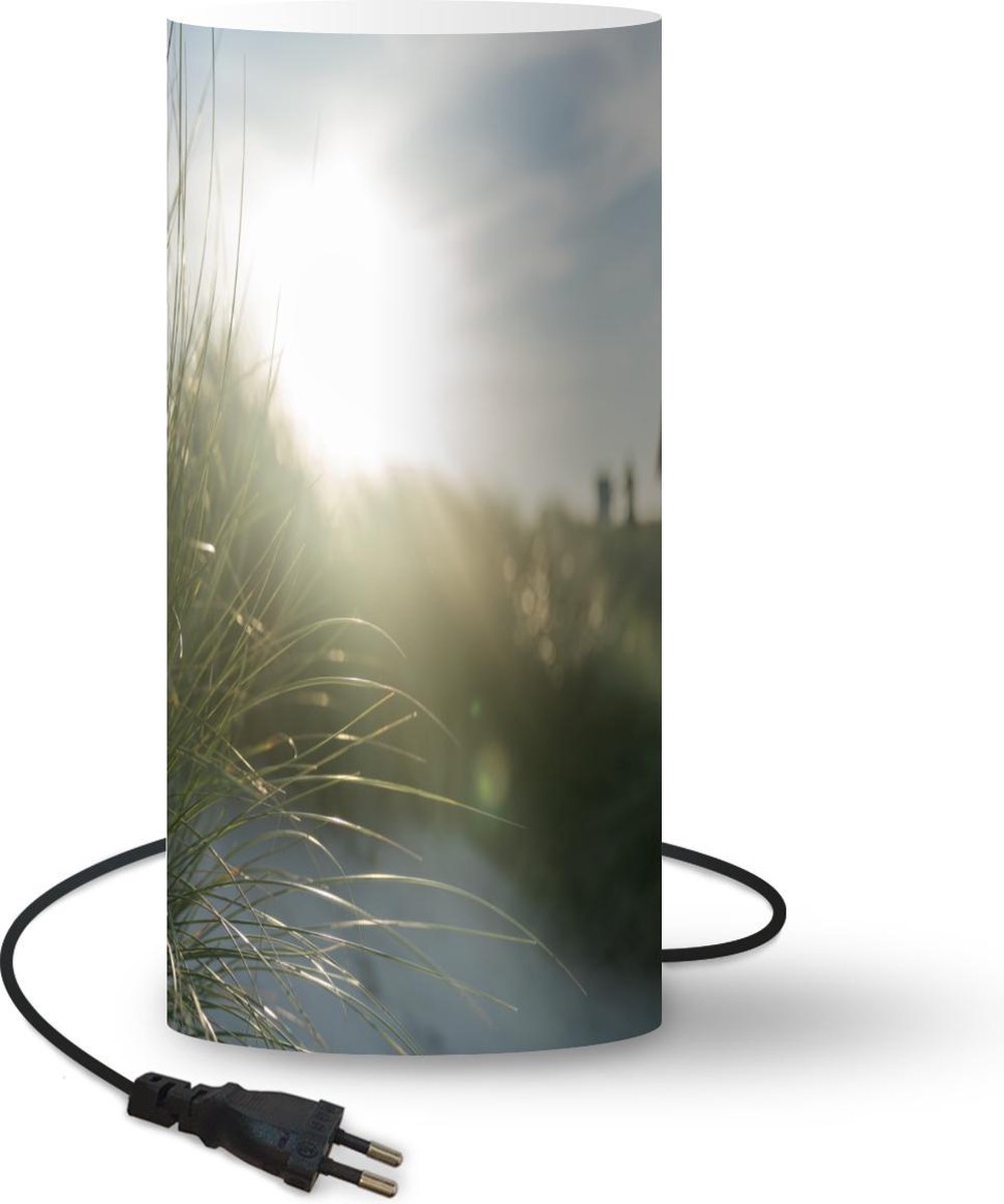 Lamp - Nachtlampje - Tafellamp slaapkamer - Strand - Duin - Zon - 33 cm hoog - Ø15.9 cm - Inclusief LED lamp