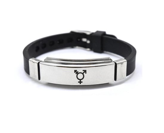 Zwarte armband met metalen plaatje en transgender symbool.