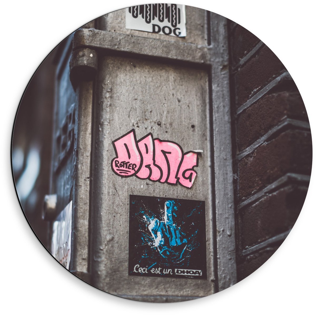 KuijsFotoprint Dibond Wandcirkel - Roze Graffitiletters op Paal - 50x50cm Foto op Aluminium Wandcirkel (met ophangsysteem) Bruin