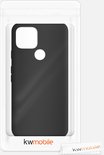 Zwarte telefoonhoes in verpakking met een microvezeldoekje van kwmobile.