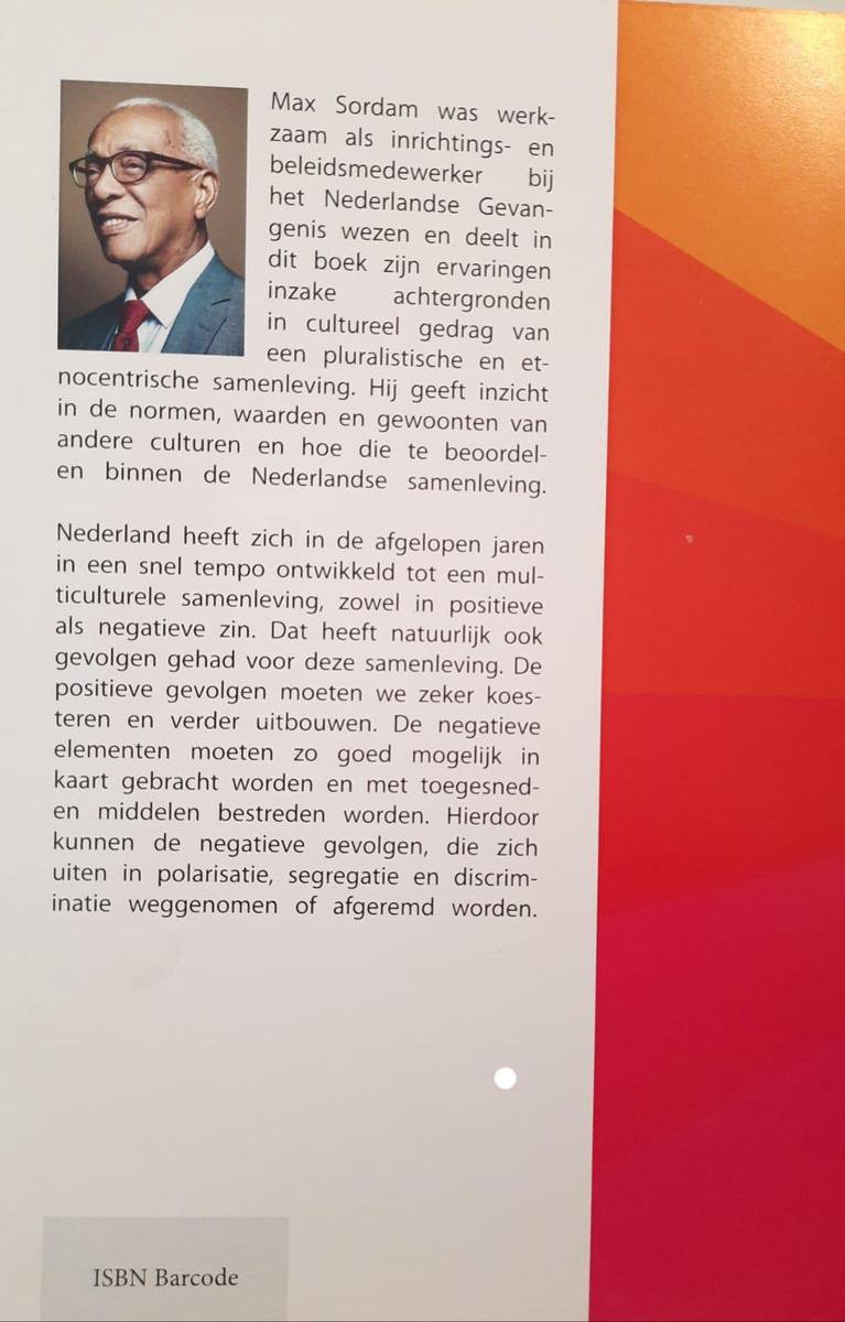 Portret van Max Sordam in bril en pak, met tekst over zijn boek over pluralisme en etnocentrisme in Nederland.