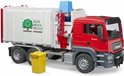 Rode vuilniswagen met witte laadbak, voorzien van de tekst 'REUSE REDUCE RECYCLE' en een gele miniatuur afvalbak.