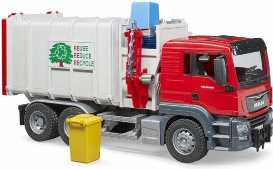 Rode vuilniswagen met witte laadbak, voorzien van de tekst 'REUSE REDUCE RECYCLE' en een gele miniatuur afvalbak.