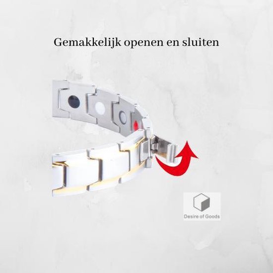Sluiting van een zilverkleurige armband met gouden details, een rode pijl toont opening.