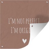 Tuin poster Engelse quote I'm not perfect. I'm original op een bruine achtergrond - 200x200 cm - Tuindoek