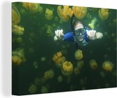 Canvas schilderij 180x120 cm - Wanddecoratie Duiken - Kwal - Zee - Muurdecoratie woonkamer - Slaapkamer decoratie - Kamer accessoires - Schilderijen