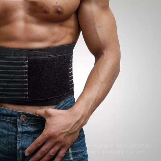 Close-up van een man die een zwarte rugbrace met klittenband sluit.